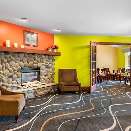 או קלייר Econo Lodge Inn & Suites מראה חיצוני תמונה