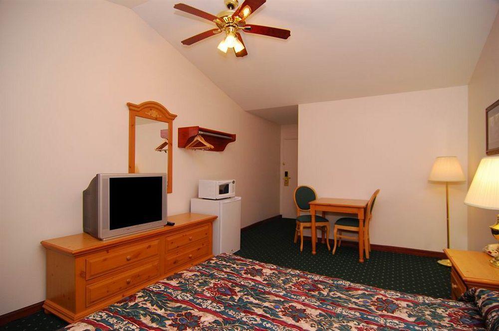או קלייר Econo Lodge Inn & Suites מראה חיצוני תמונה