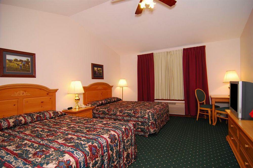 או קלייר Econo Lodge Inn & Suites מראה חיצוני תמונה