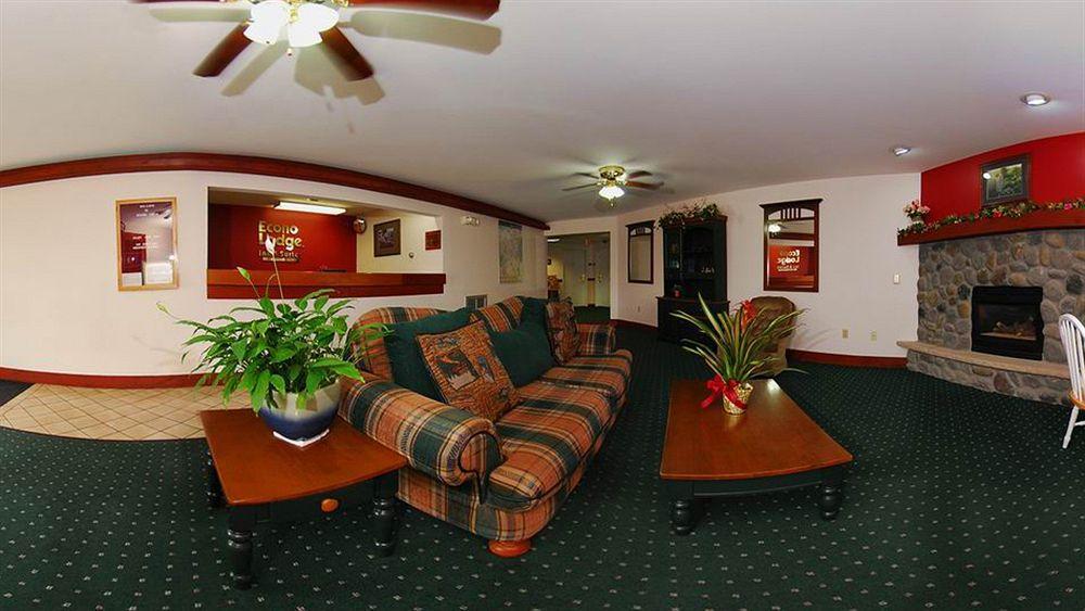 או קלייר Econo Lodge Inn & Suites מראה חיצוני תמונה