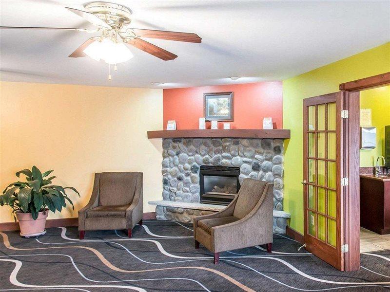 או קלייר Econo Lodge Inn & Suites מראה חיצוני תמונה