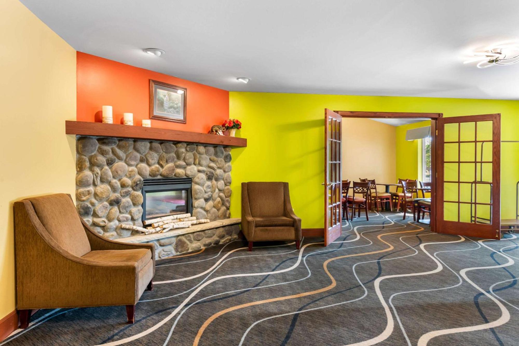 או קלייר Econo Lodge Inn & Suites מראה חיצוני תמונה