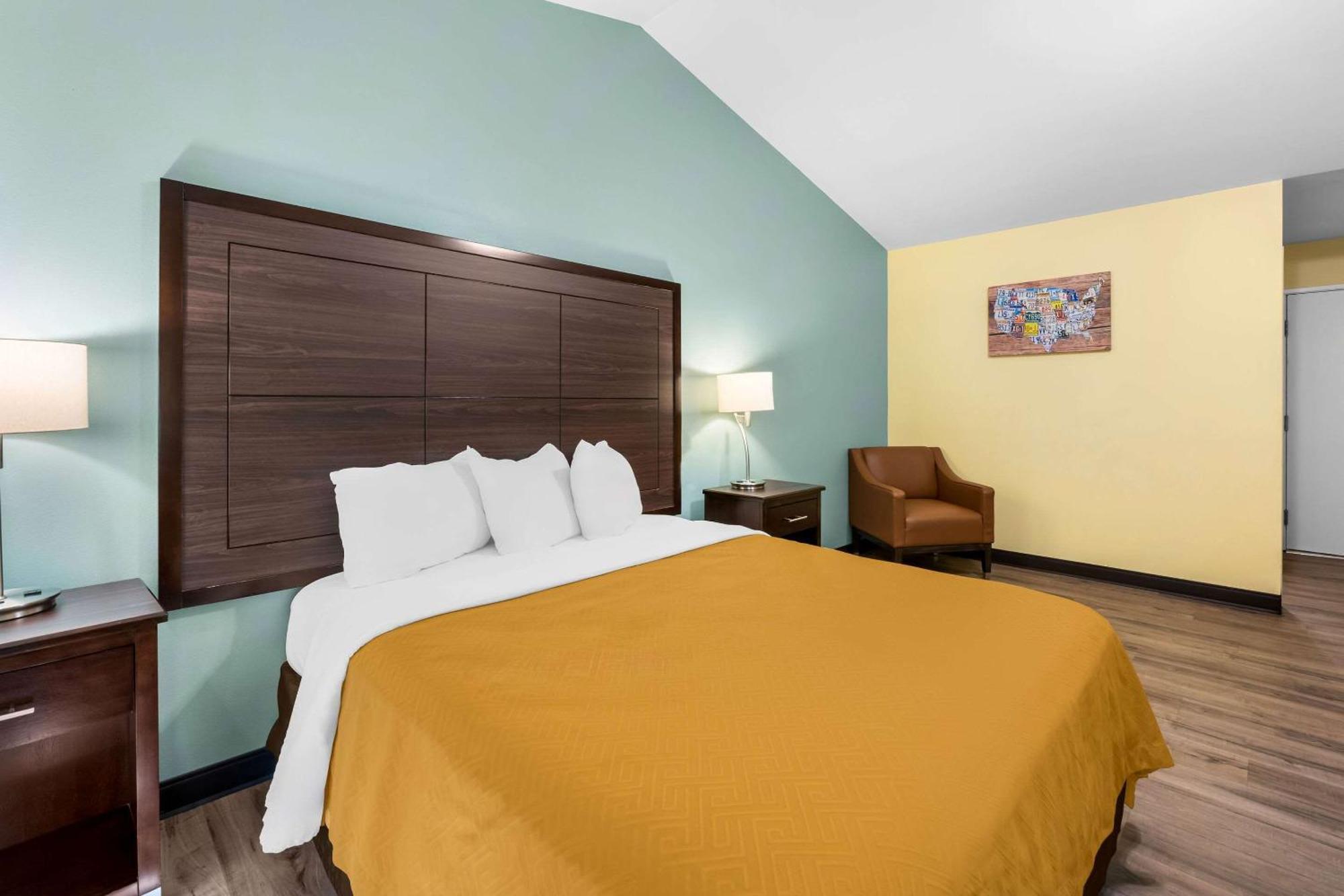 או קלייר Econo Lodge Inn & Suites מראה חיצוני תמונה
