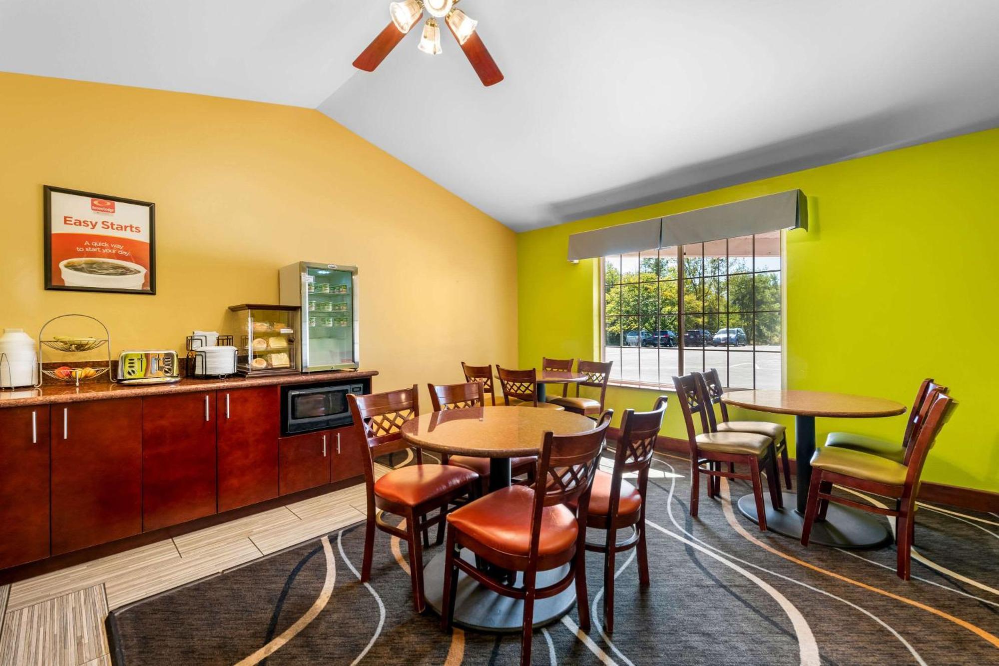 או קלייר Econo Lodge Inn & Suites מראה חיצוני תמונה