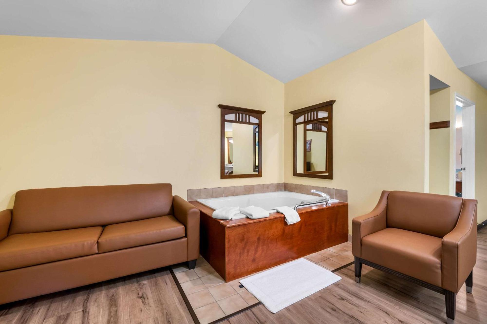 או קלייר Econo Lodge Inn & Suites מראה חיצוני תמונה