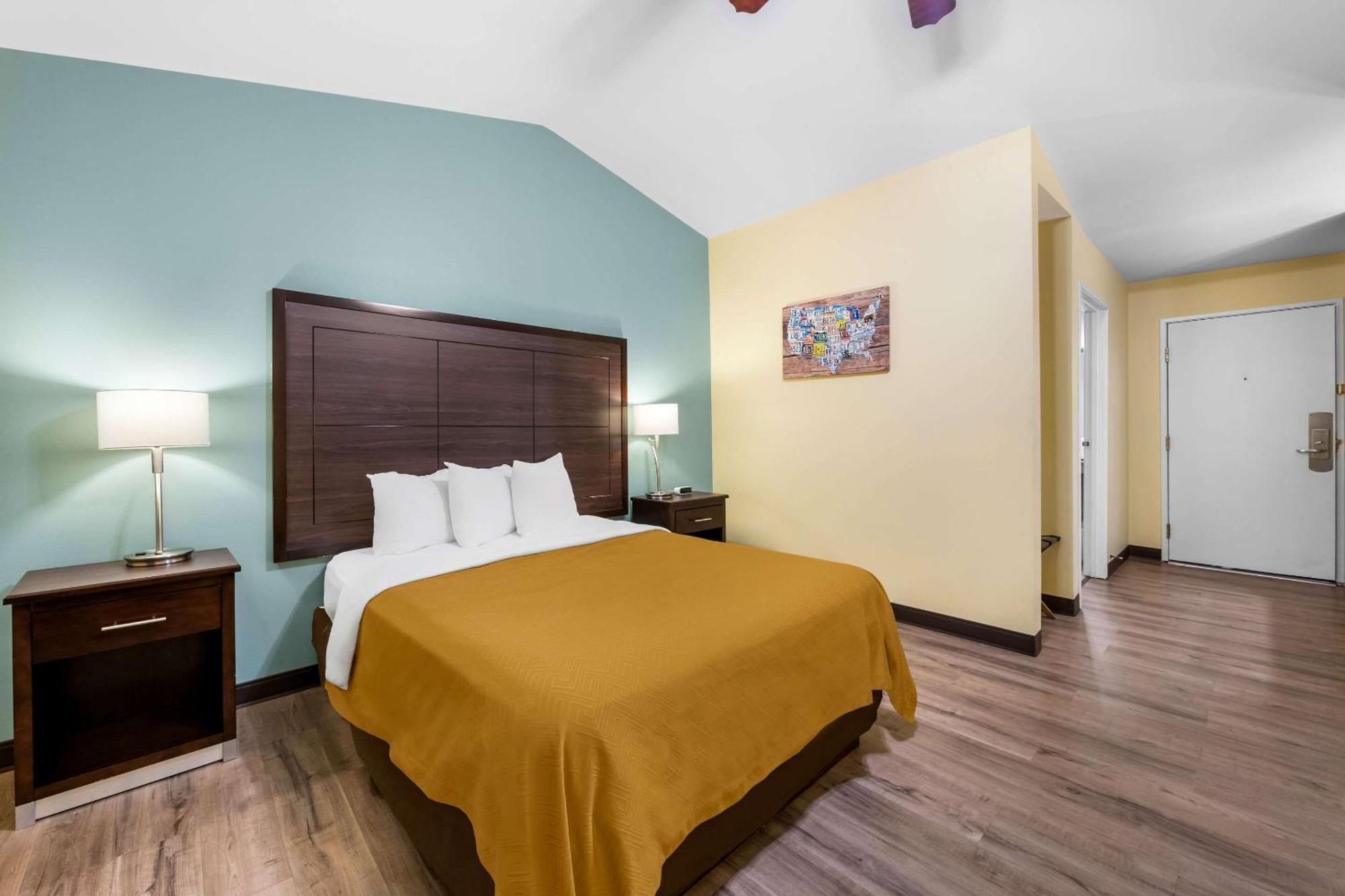 או קלייר Econo Lodge Inn & Suites מראה חיצוני תמונה