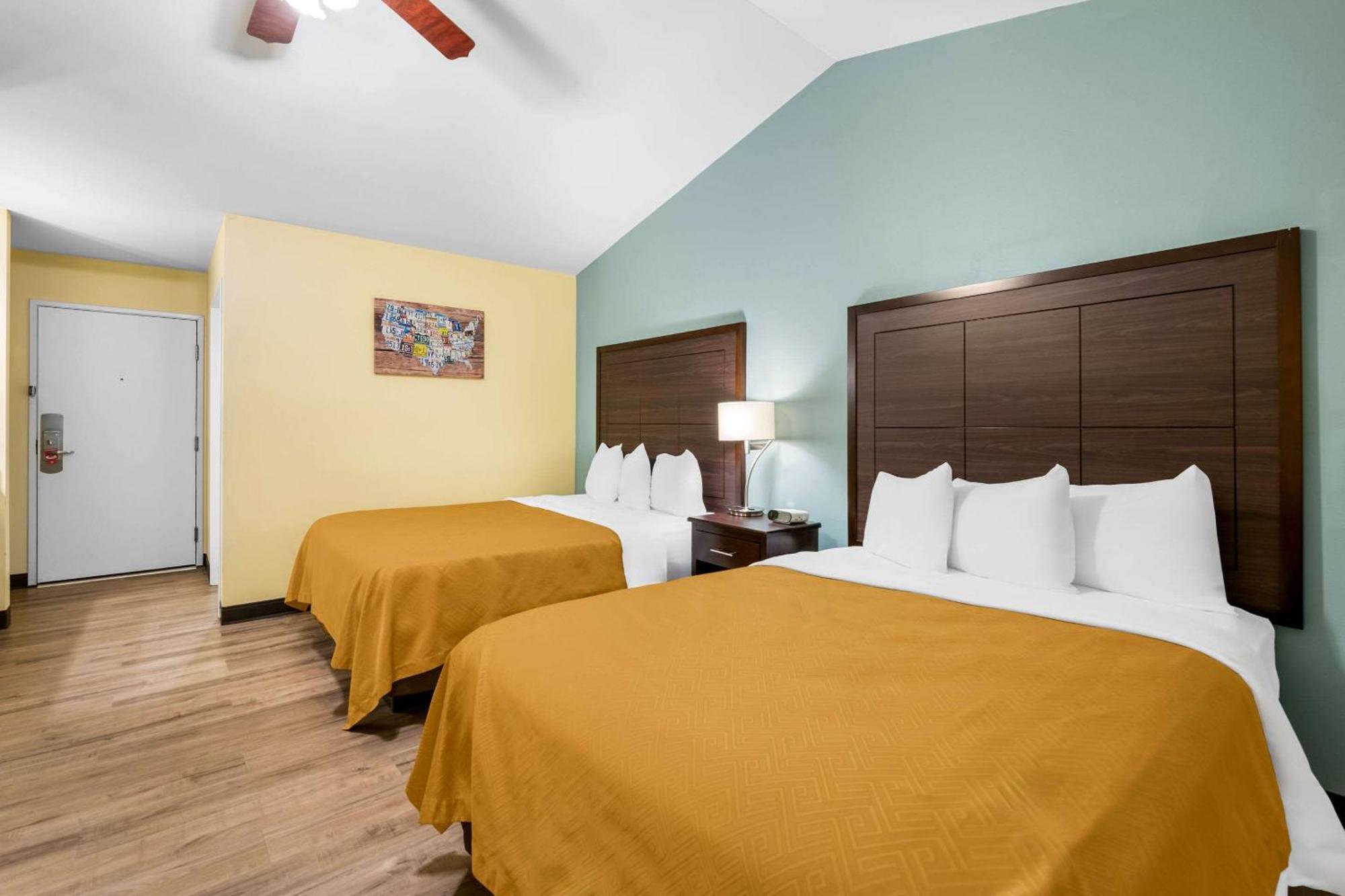 או קלייר Econo Lodge Inn & Suites מראה חיצוני תמונה