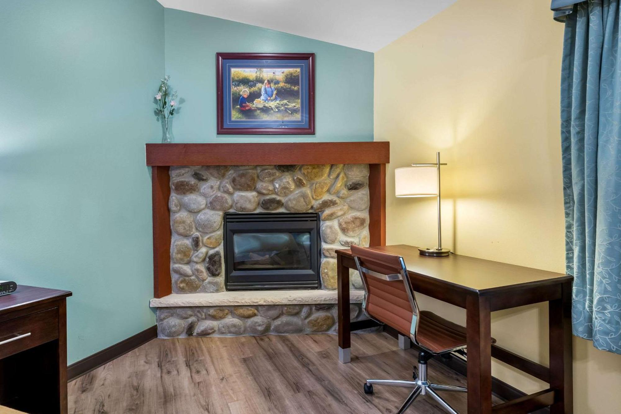 או קלייר Econo Lodge Inn & Suites מראה חיצוני תמונה