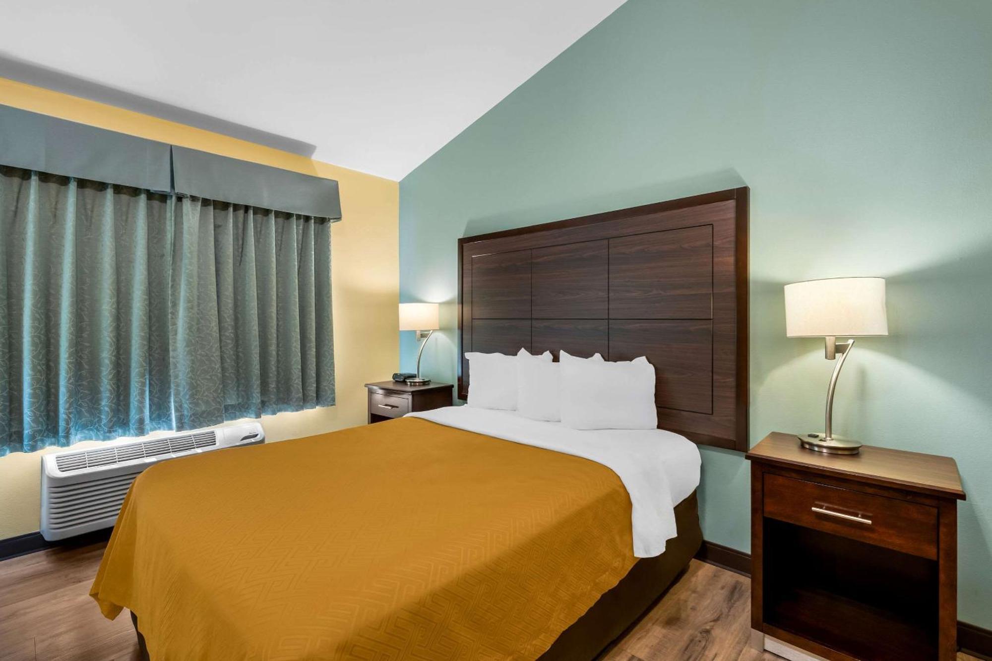 או קלייר Econo Lodge Inn & Suites מראה חיצוני תמונה