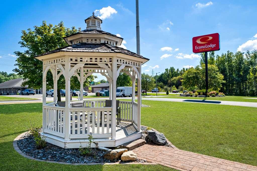 או קלייר Econo Lodge Inn & Suites מראה חיצוני תמונה