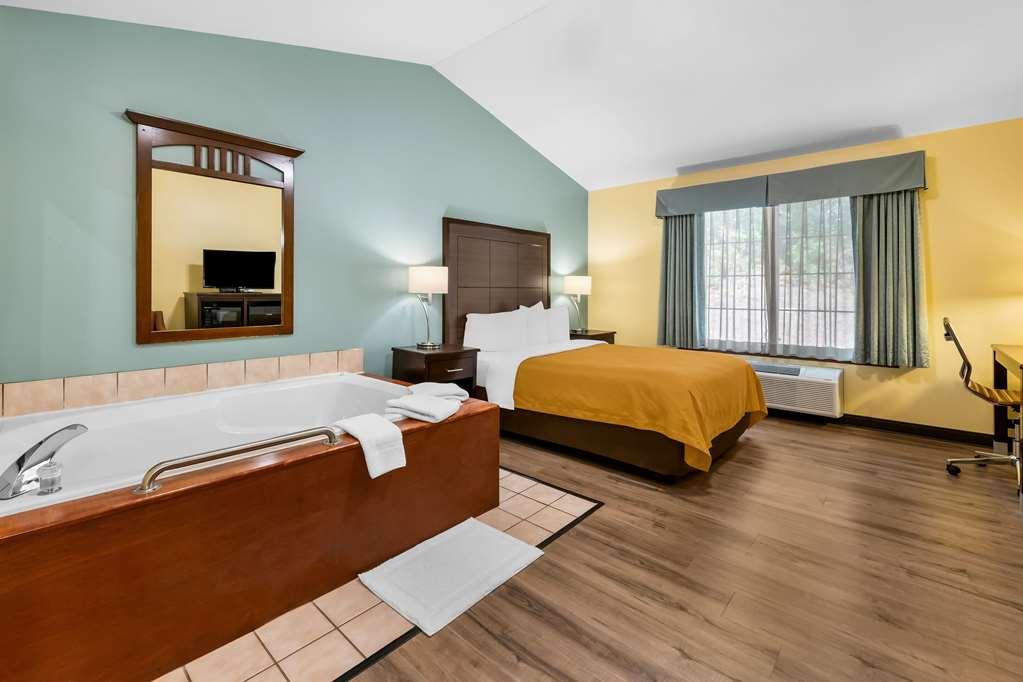 או קלייר Econo Lodge Inn & Suites חדר תמונה