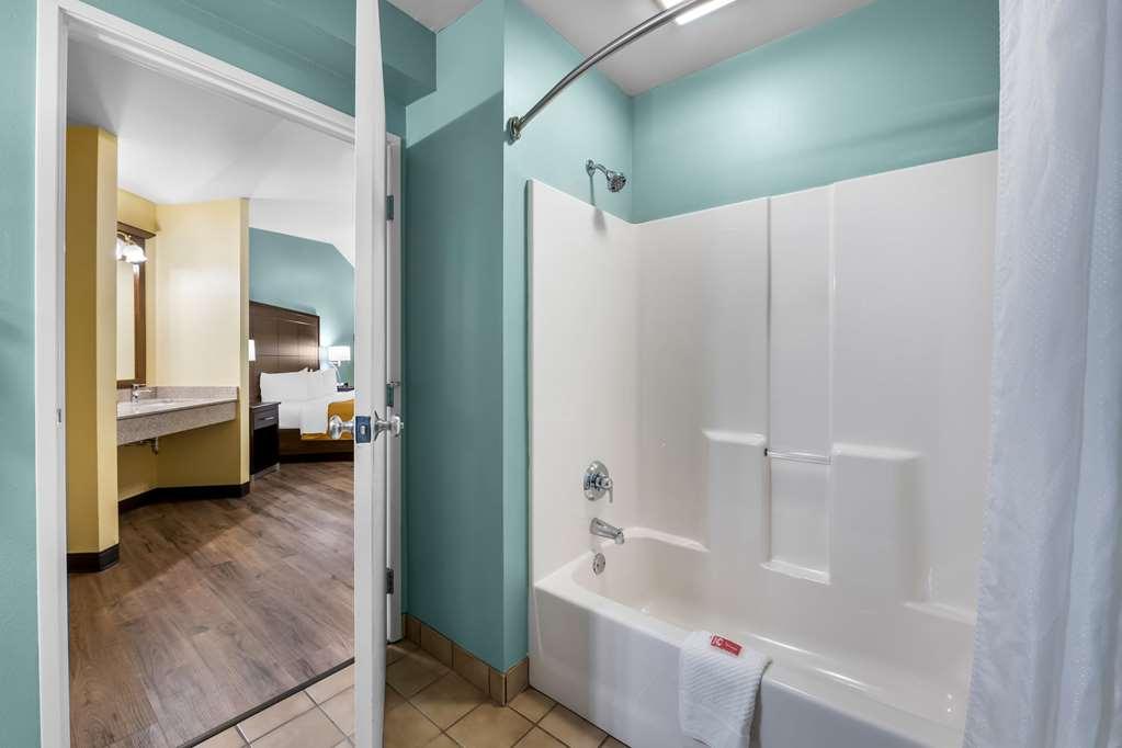 או קלייר Econo Lodge Inn & Suites חדר תמונה