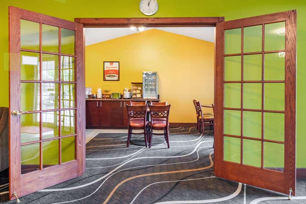 או קלייר Econo Lodge Inn & Suites מסעדה תמונה