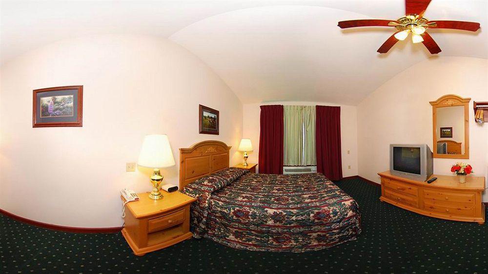 או קלייר Econo Lodge Inn & Suites מראה חיצוני תמונה