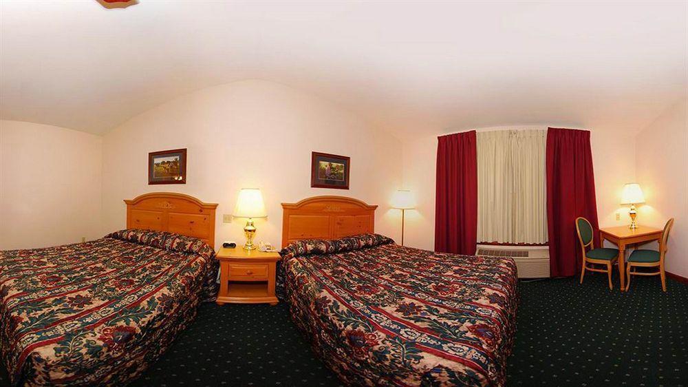 או קלייר Econo Lodge Inn & Suites מראה חיצוני תמונה