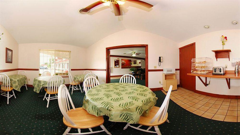 או קלייר Econo Lodge Inn & Suites מראה חיצוני תמונה