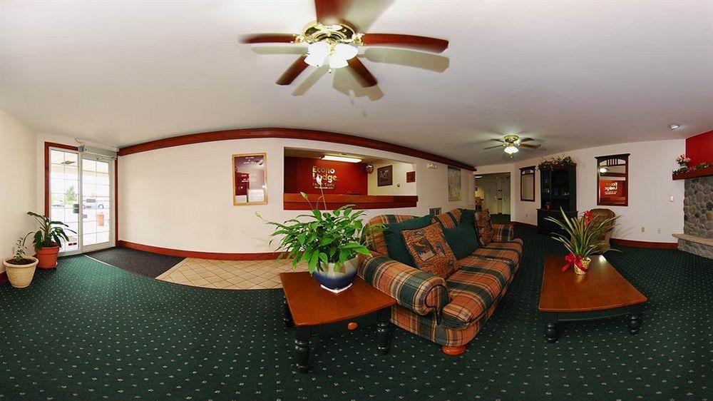 או קלייר Econo Lodge Inn & Suites מראה חיצוני תמונה