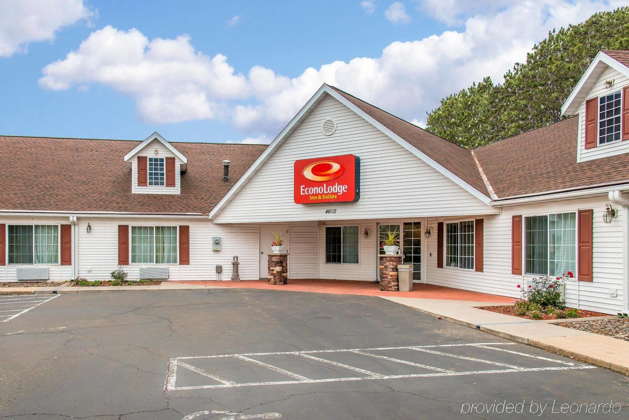 או קלייר Econo Lodge Inn & Suites מראה חיצוני תמונה