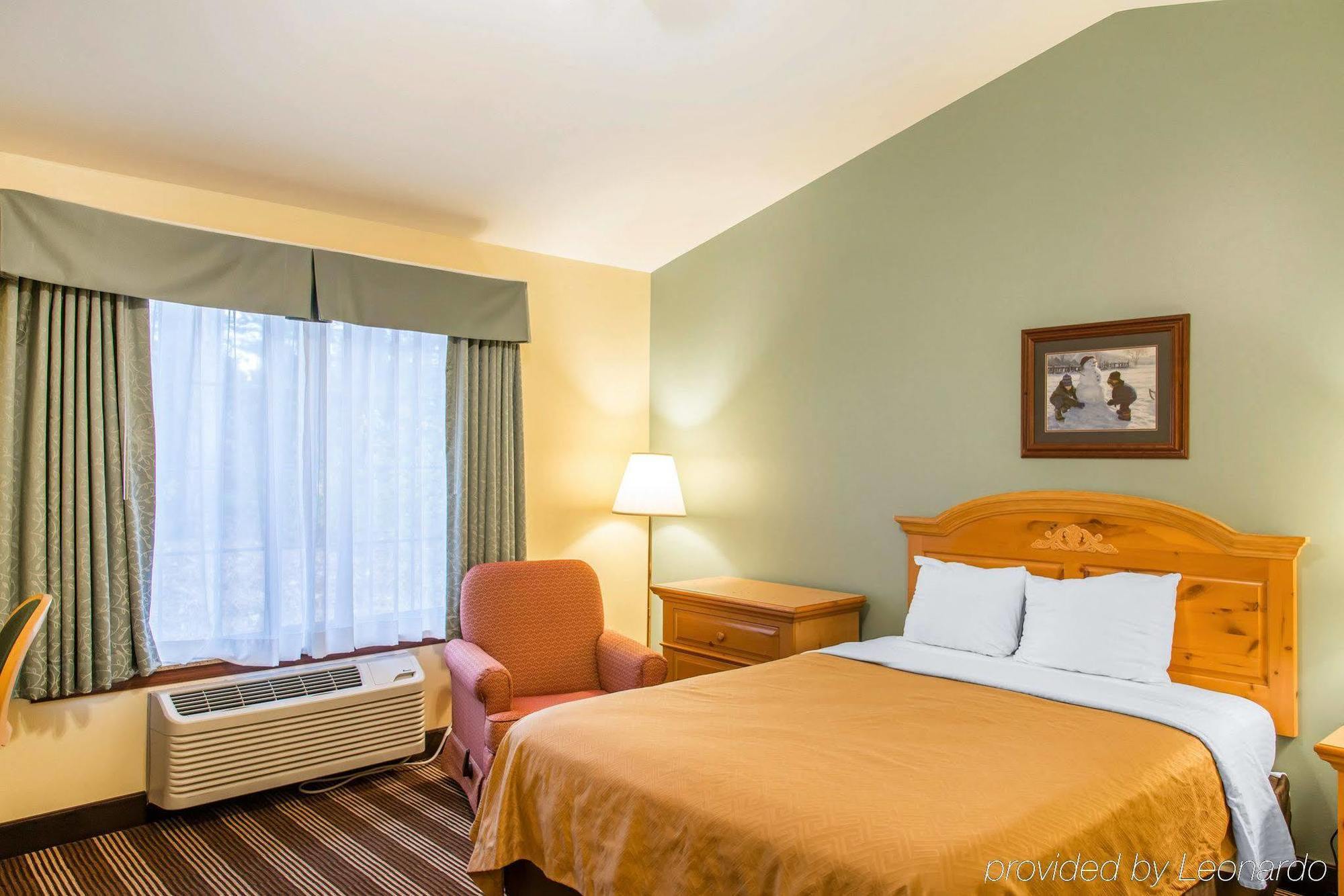 או קלייר Econo Lodge Inn & Suites מראה חיצוני תמונה