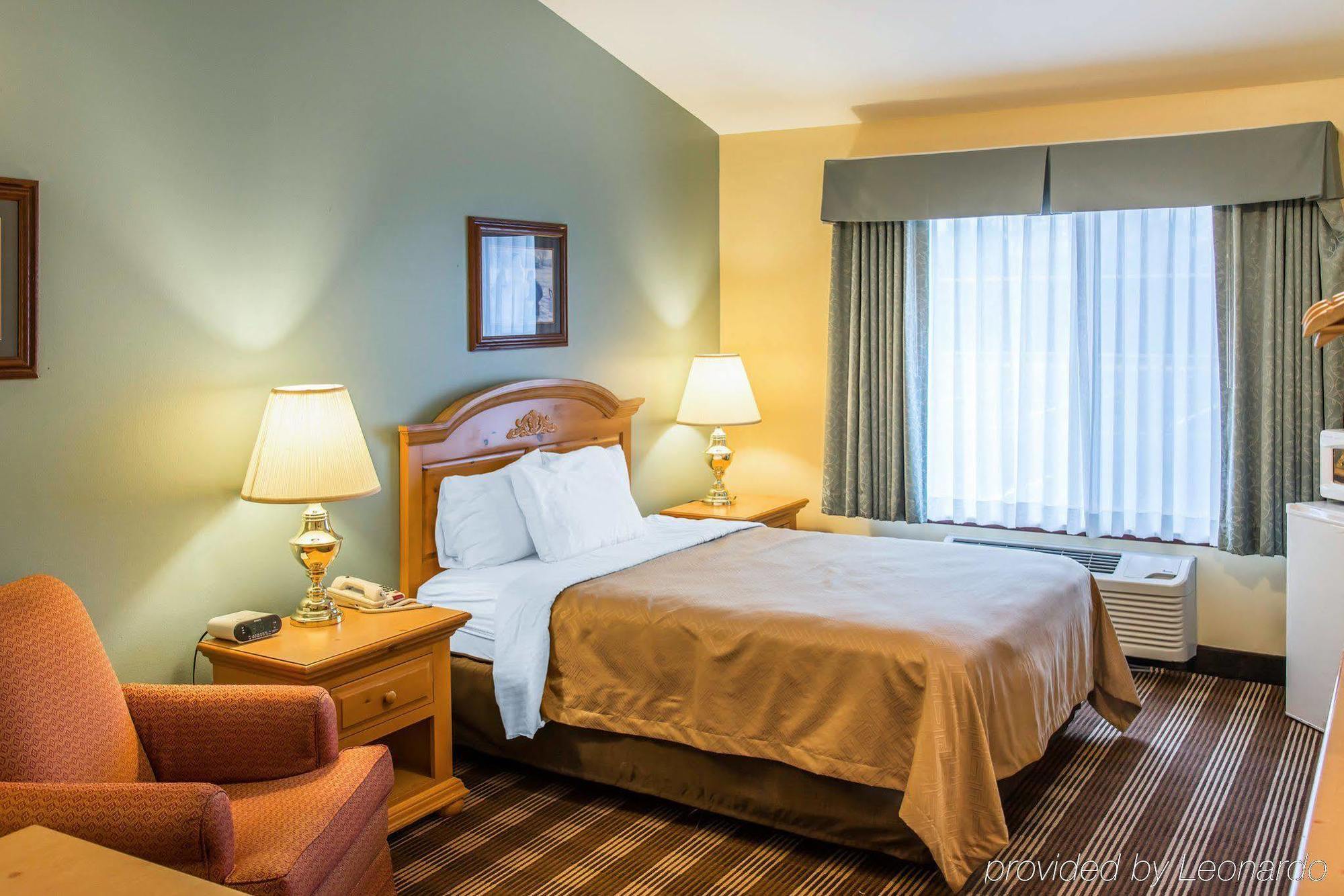 או קלייר Econo Lodge Inn & Suites מראה חיצוני תמונה