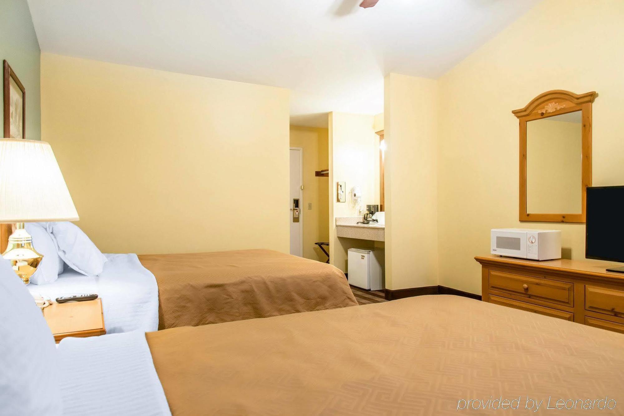 או קלייר Econo Lodge Inn & Suites מראה חיצוני תמונה