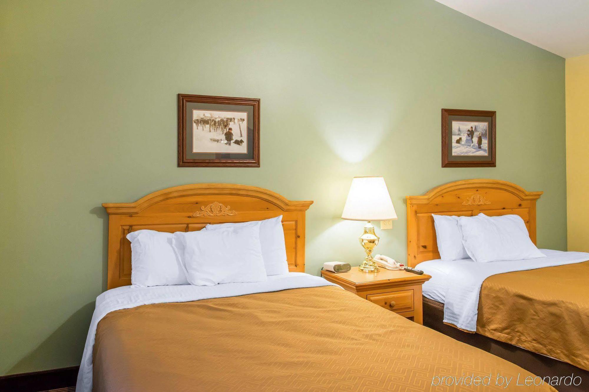 או קלייר Econo Lodge Inn & Suites מראה חיצוני תמונה