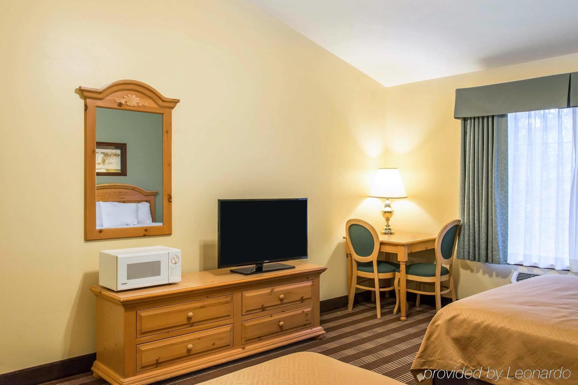 או קלייר Econo Lodge Inn & Suites מראה חיצוני תמונה