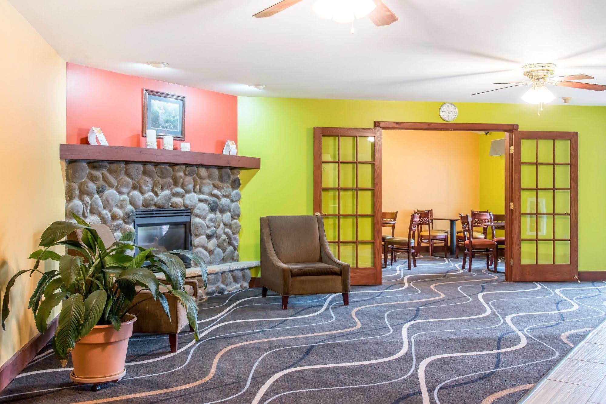 או קלייר Econo Lodge Inn & Suites מראה חיצוני תמונה