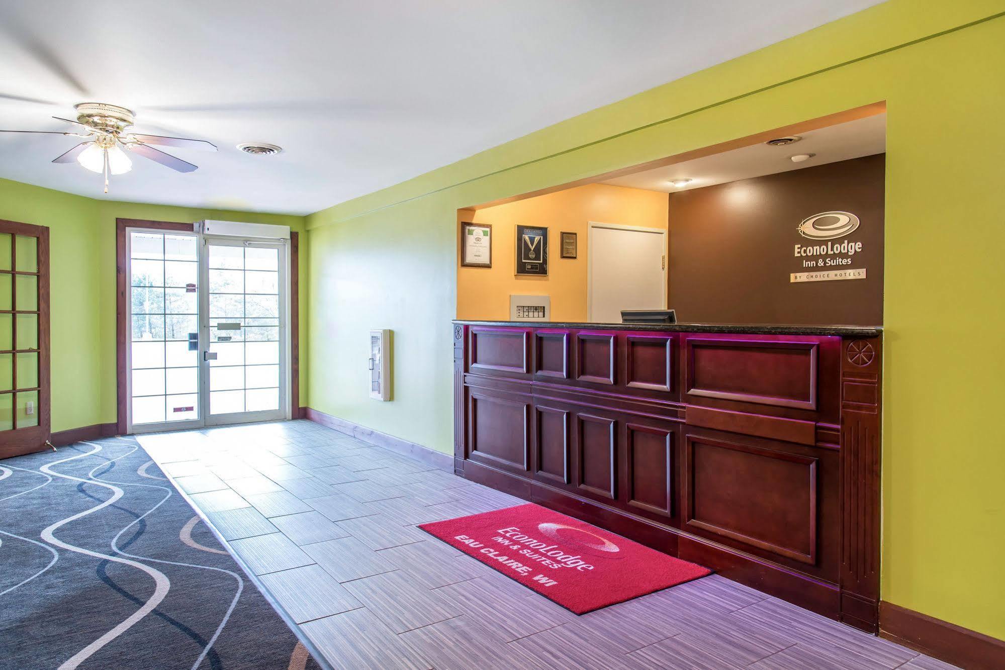 או קלייר Econo Lodge Inn & Suites מראה חיצוני תמונה