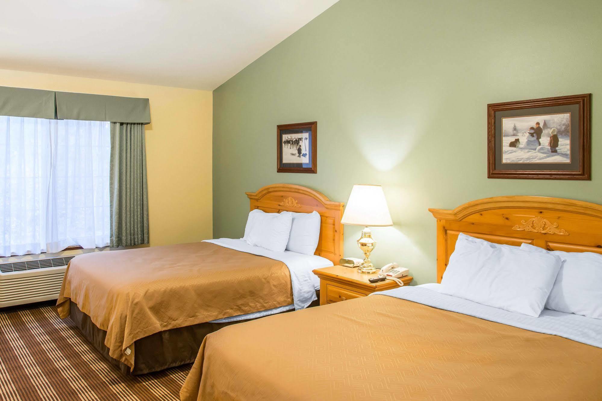 או קלייר Econo Lodge Inn & Suites מראה חיצוני תמונה