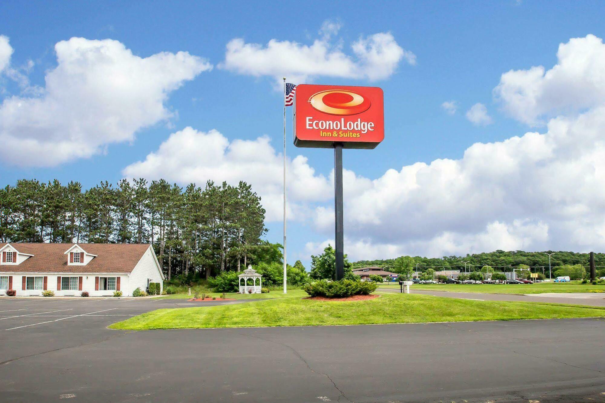 או קלייר Econo Lodge Inn & Suites מראה חיצוני תמונה