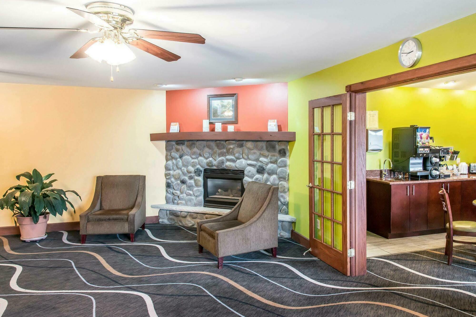 או קלייר Econo Lodge Inn & Suites מראה חיצוני תמונה