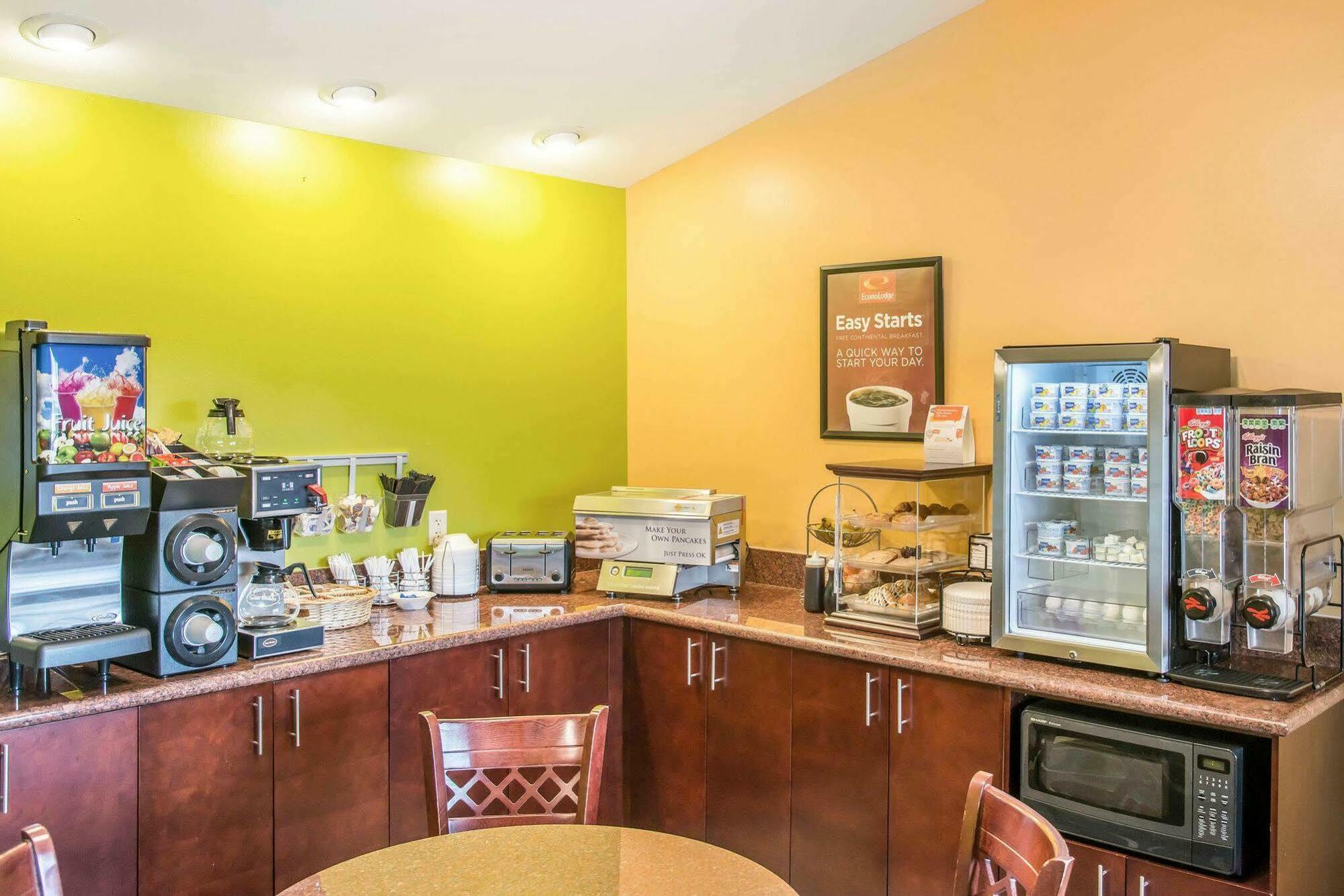 או קלייר Econo Lodge Inn & Suites מראה חיצוני תמונה