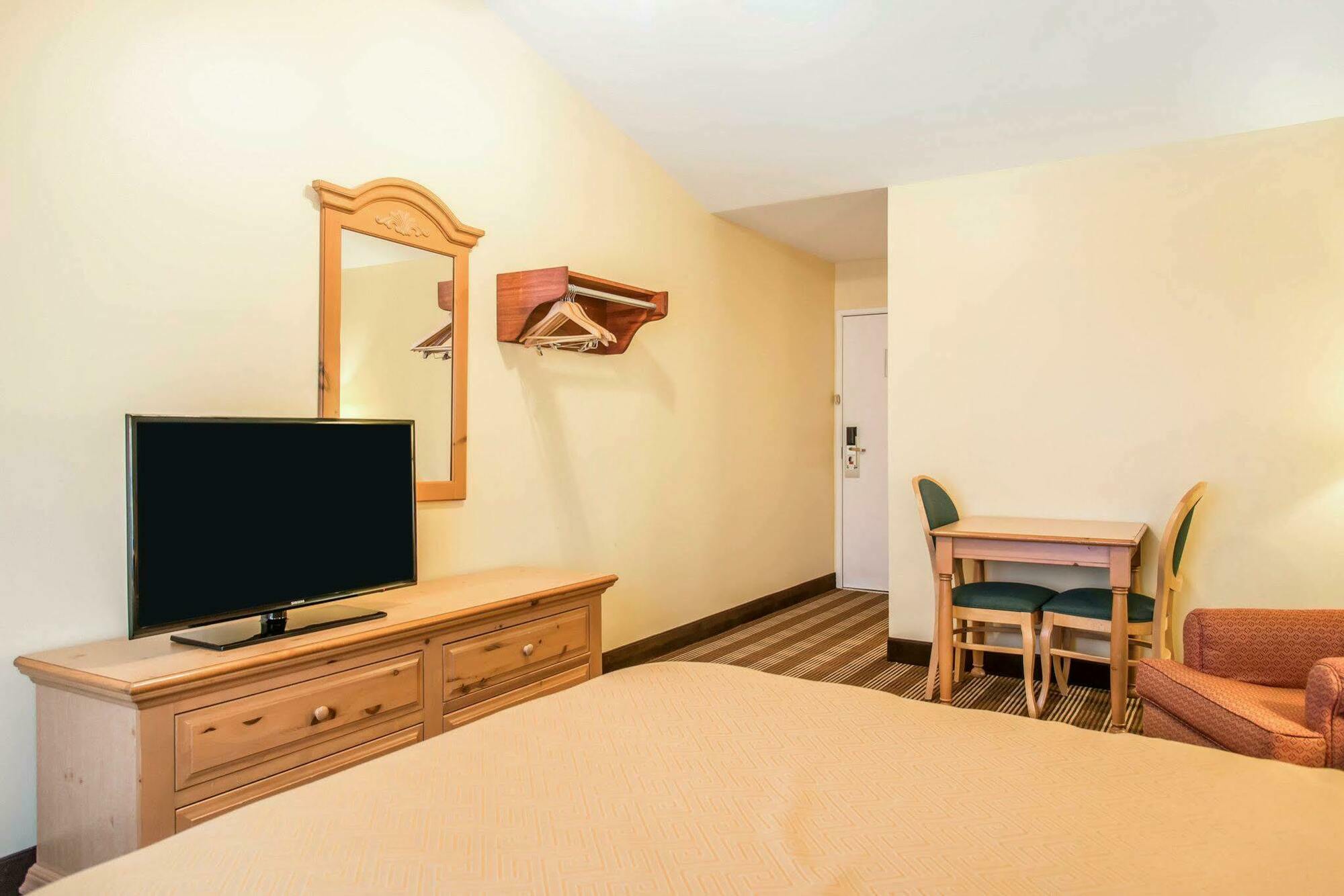 או קלייר Econo Lodge Inn & Suites מראה חיצוני תמונה