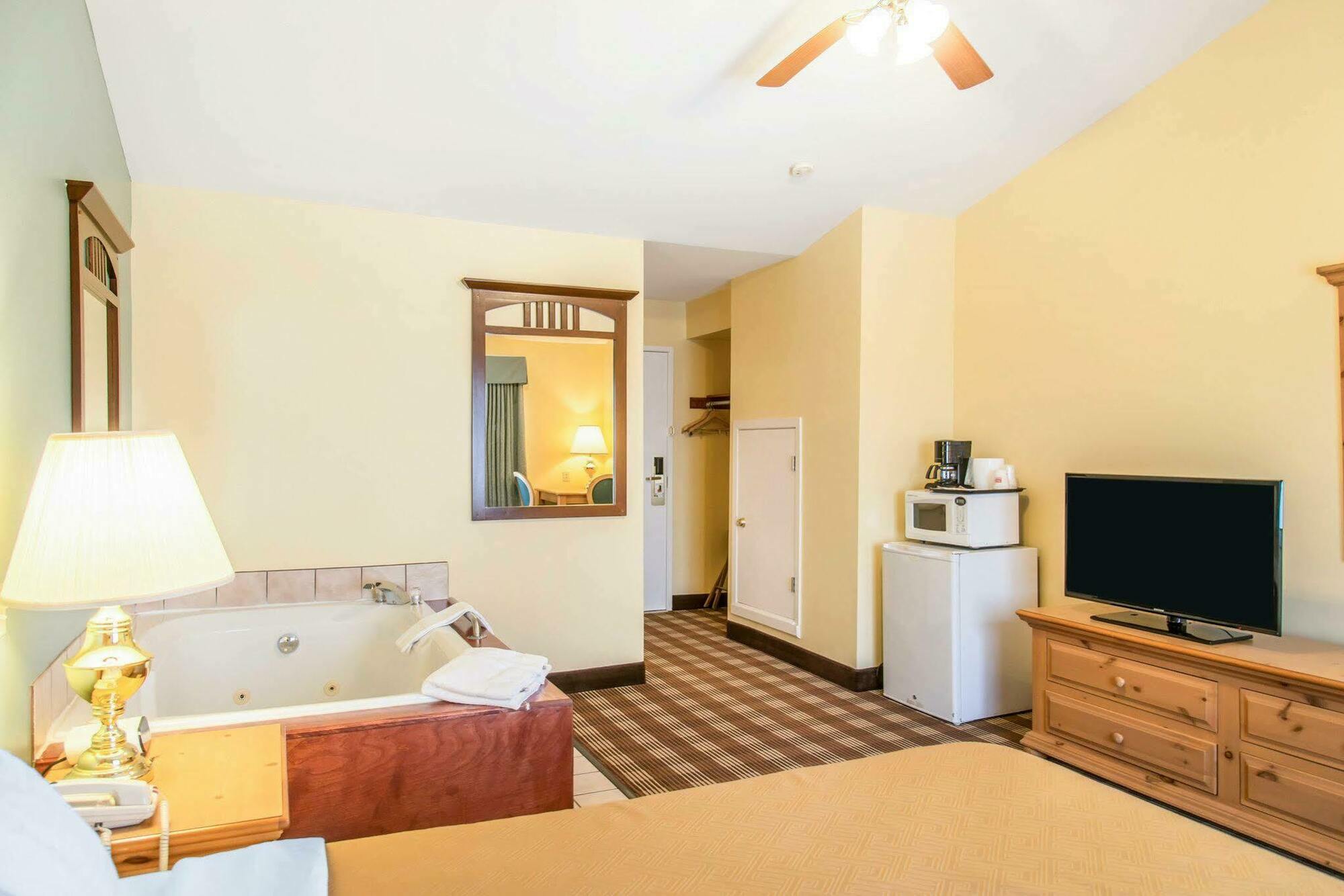 או קלייר Econo Lodge Inn & Suites מראה חיצוני תמונה