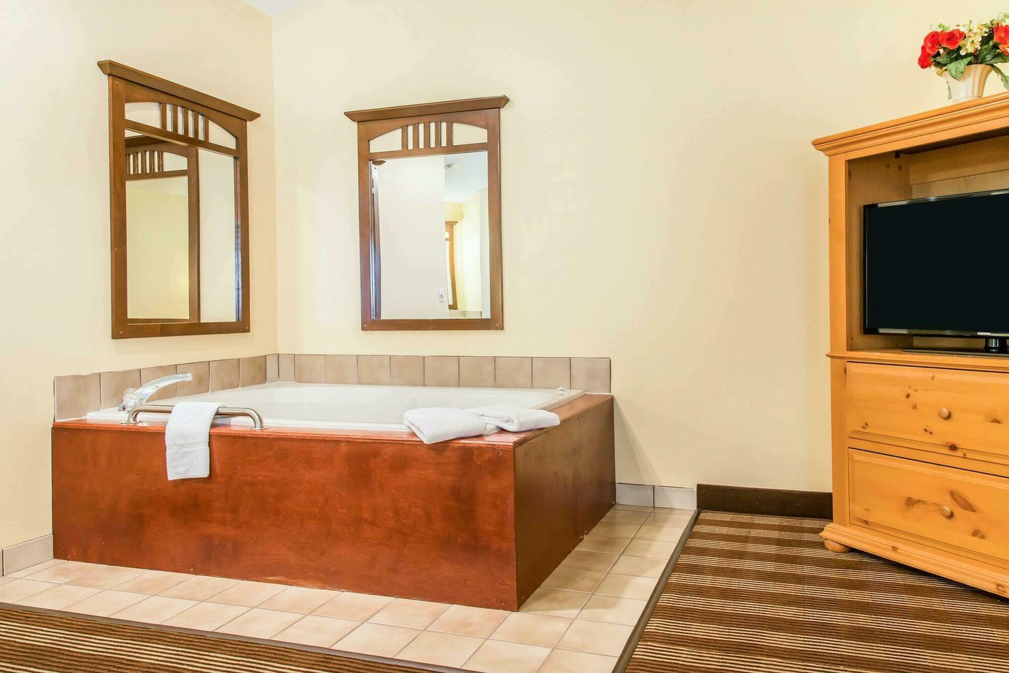 או קלייר Econo Lodge Inn & Suites מראה חיצוני תמונה