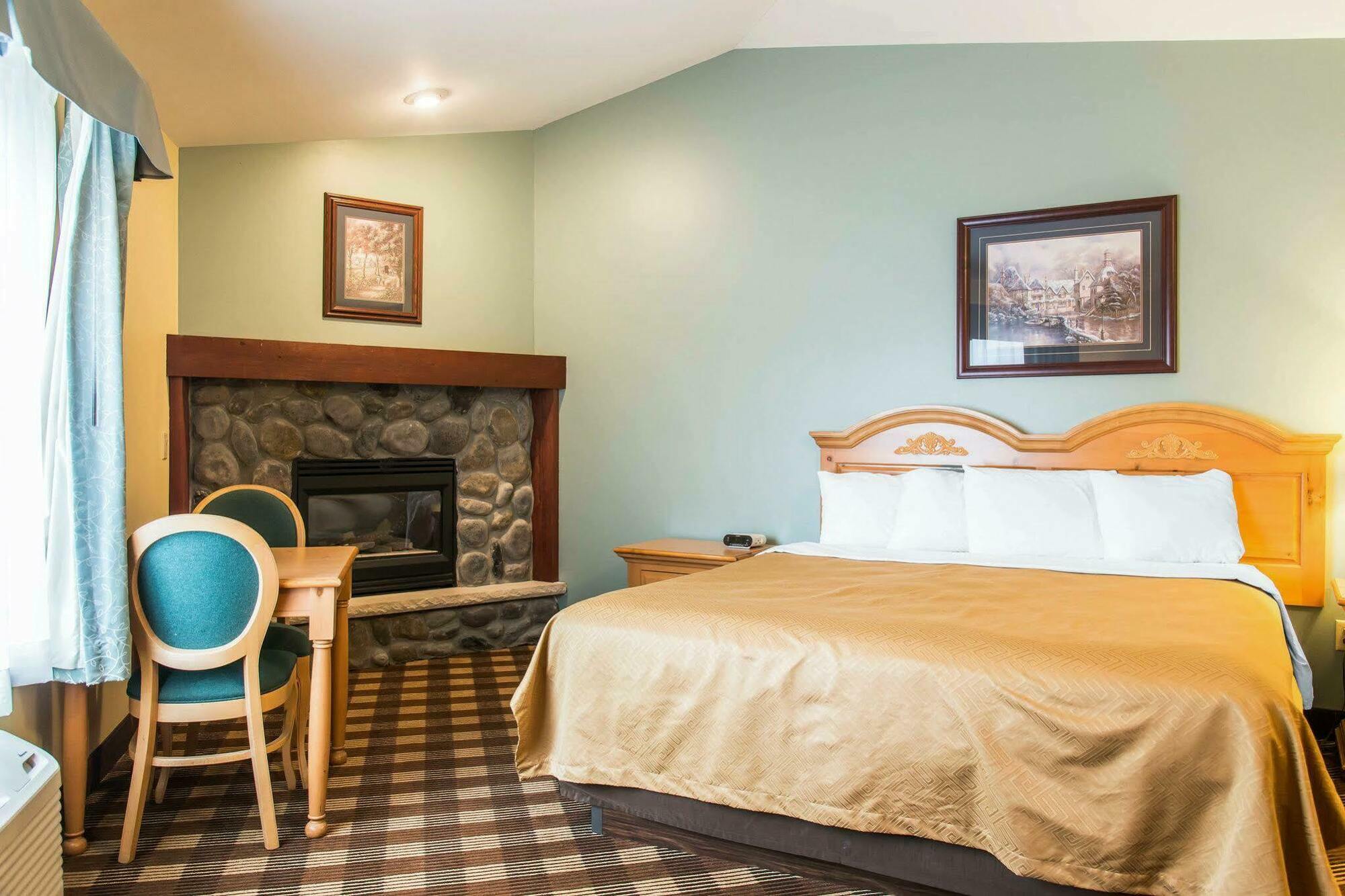 או קלייר Econo Lodge Inn & Suites מראה חיצוני תמונה