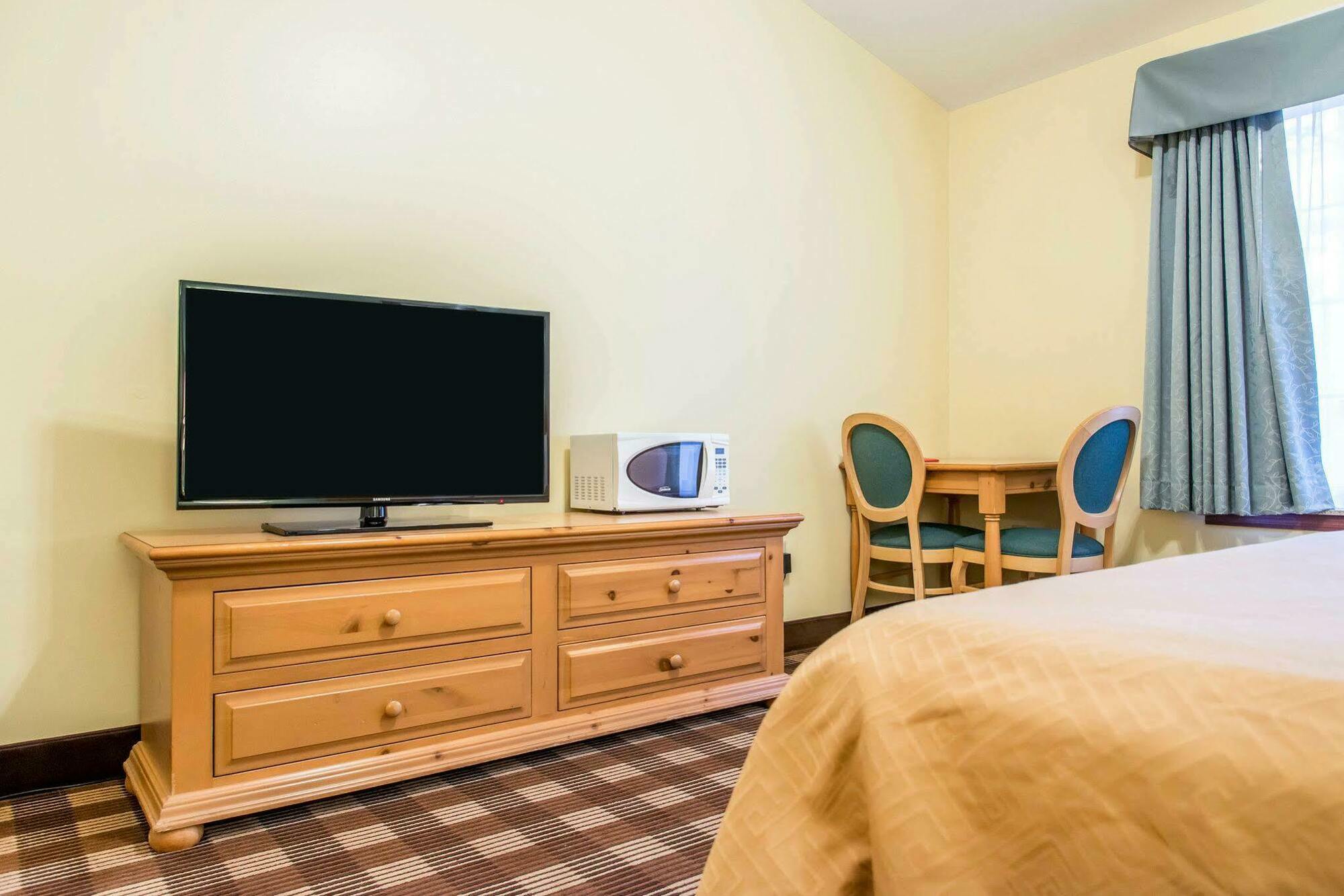 או קלייר Econo Lodge Inn & Suites מראה חיצוני תמונה