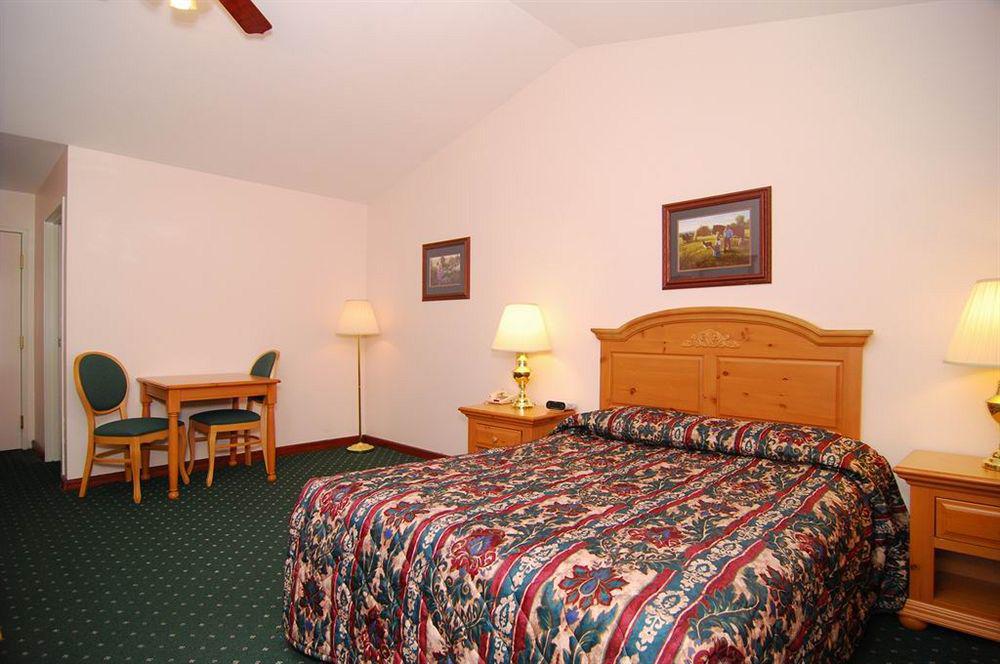 או קלייר Econo Lodge Inn & Suites מראה חיצוני תמונה