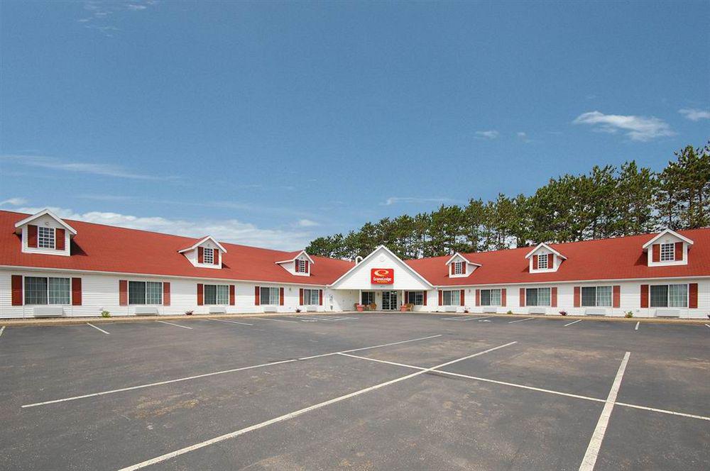 או קלייר Econo Lodge Inn & Suites מראה חיצוני תמונה