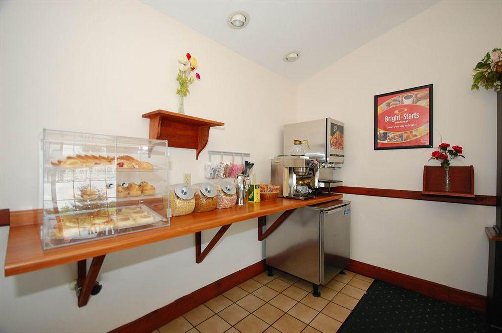 או קלייר Econo Lodge Inn & Suites מראה חיצוני תמונה