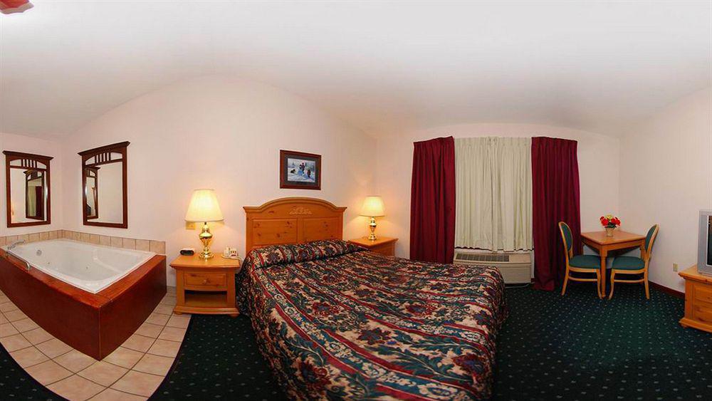 או קלייר Econo Lodge Inn & Suites חדר תמונה