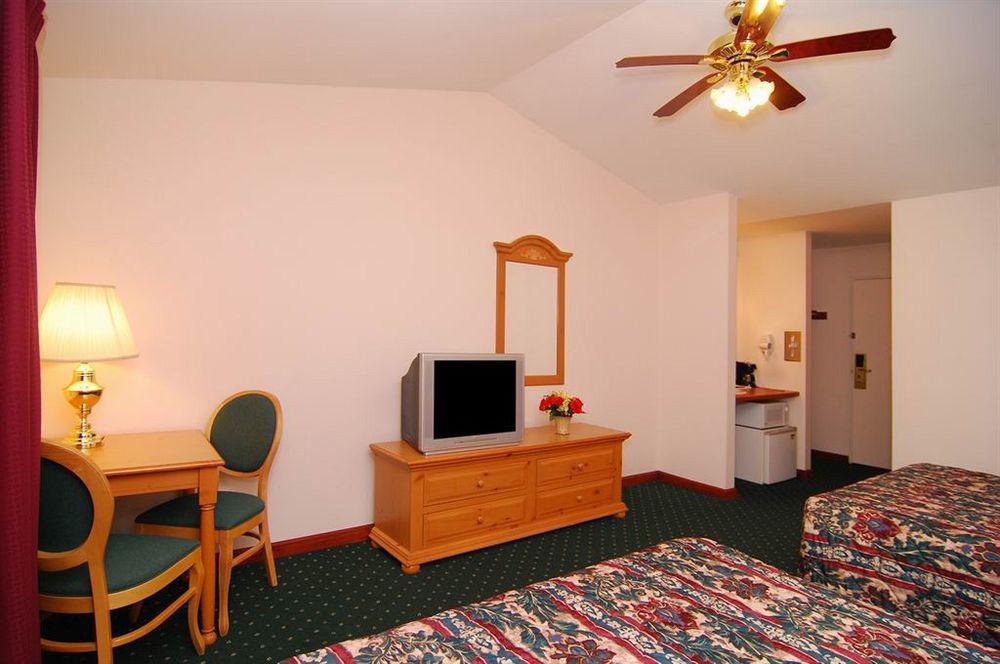 או קלייר Econo Lodge Inn & Suites מראה חיצוני תמונה